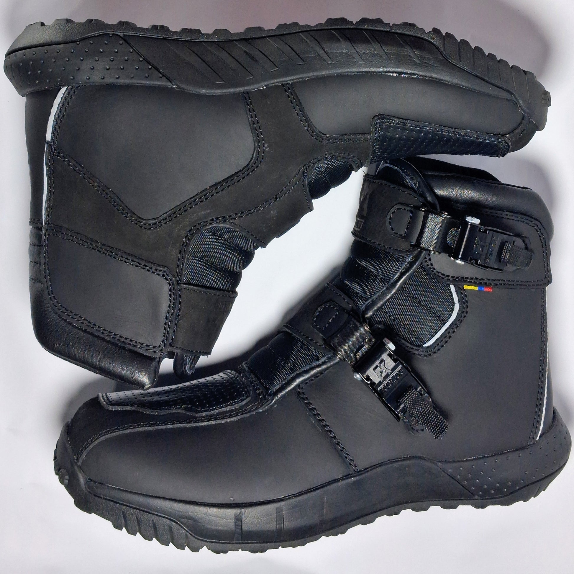 Botas moteras Kolos Nómada en cuero negro con hebillas de seguridad.